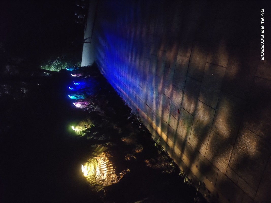 3.7 فولت في الهواء الطلق للطاقة الشمسية حديقة ضوء RGB الزخرفية الجدار المناظر الطبيعية سياج LED 123 * 60 * 65 مللي متر