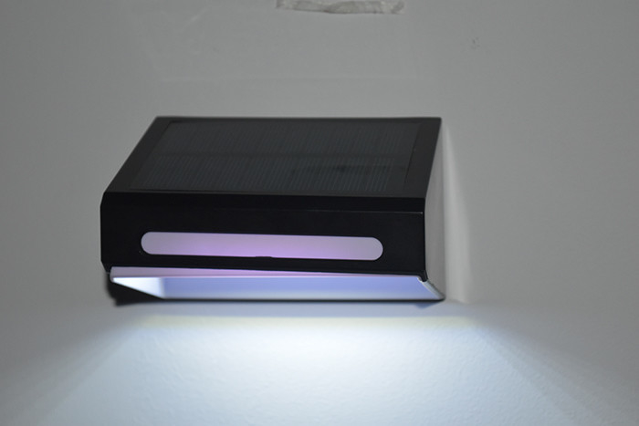 RGB تغيير ضوء الحائط المقاوم للماء LED ضوء الحديقة الضوء الشمسي السور مصباح رصيف الضوء الشمسي للخارج