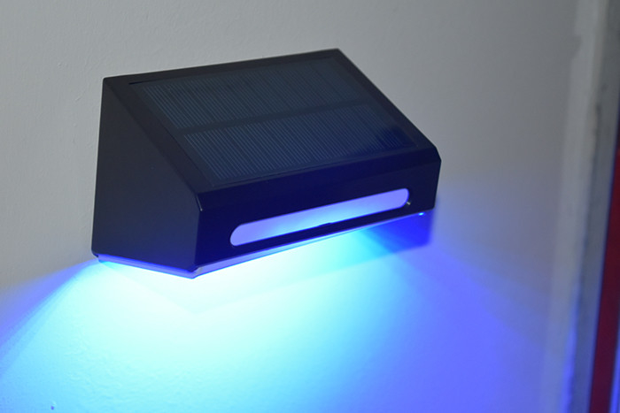 RGB تغيير ضوء الحائط المقاوم للماء LED ضوء الحديقة الضوء الشمسي السور مصباح رصيف الضوء الشمسي للخارج