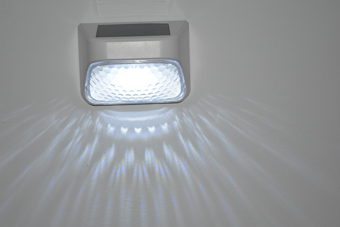 100 غرام ضوء السياج الشمسي الأسود ABS PMMA الدافئ الأبيض RGB 20Lumens مقاوم للماء IP65 4.5 ساعة الشحن