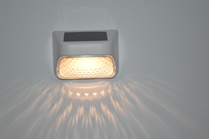 100 غرام ضوء السياج الشمسي الأسود ABS PMMA الدافئ الأبيض RGB 20Lumens مقاوم للماء IP65 4.5 ساعة الشحن