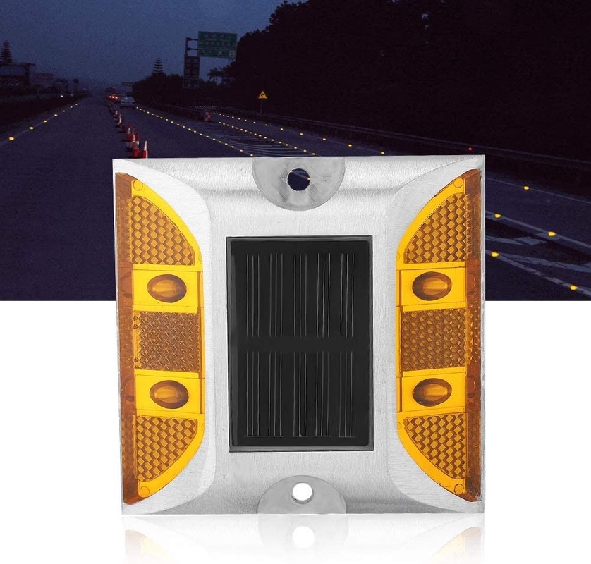 شمسية الطرق ستود مع 103 * 106 * 24mm الحجم و LED العاكس ضوء تحذير المرور 330g