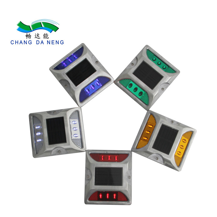 أبيض أصفر أحمر أزرق أخضر 330g 2 فولت LED الطاقة الشمسية الطرق المقابس العمل درجة الحرارة -20C- 70C سبيكة الألومنيوم