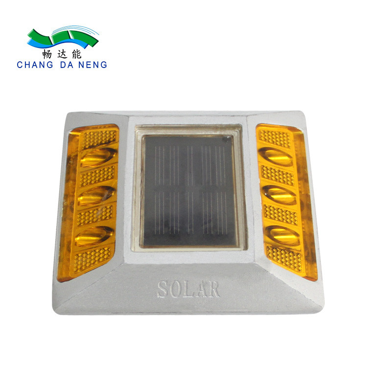 الطاقة الشمسية الطويلة الأمد مضادات الطرق LED IP68 مقاومة للماء لعمر العمل 3 سنوات