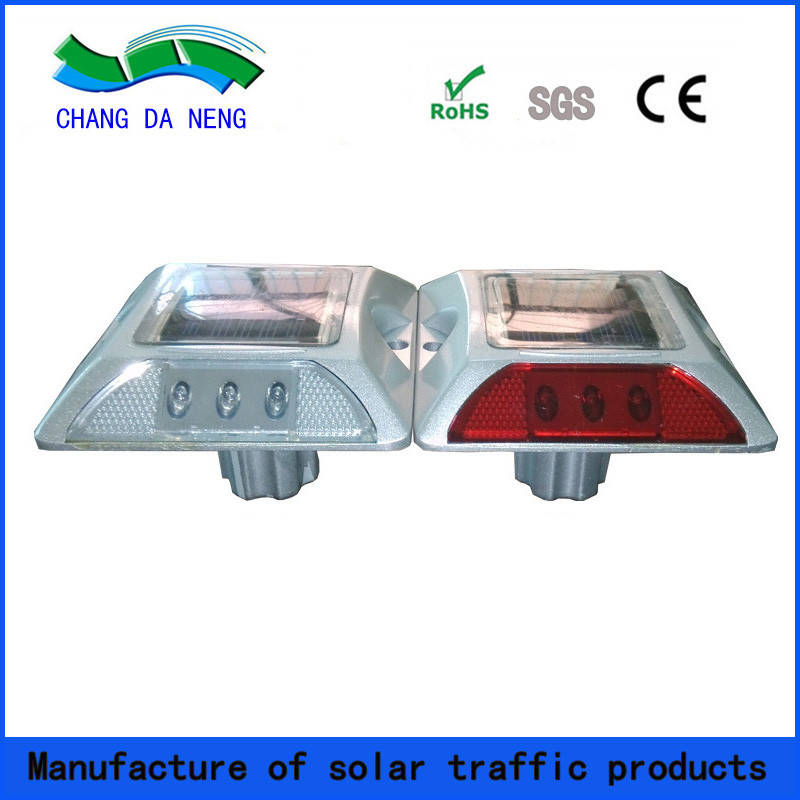 الطرق السريعة الجاهزة للطاقة الشمسية LED الطرق الطرق الثقيلة المكونة من سبيكة الألومنيوم البناء لجميع الفصول