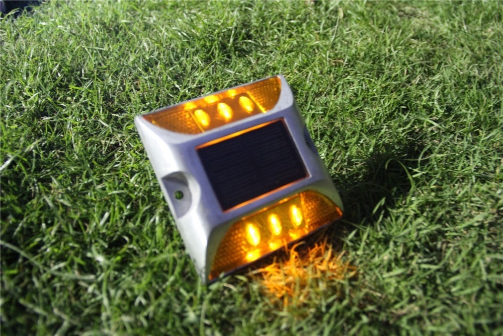 الطرق السريعة الجاهزة للطاقة الشمسية LED الطرق الطرق الثقيلة المكونة من سبيكة الألومنيوم البناء لجميع الفصول