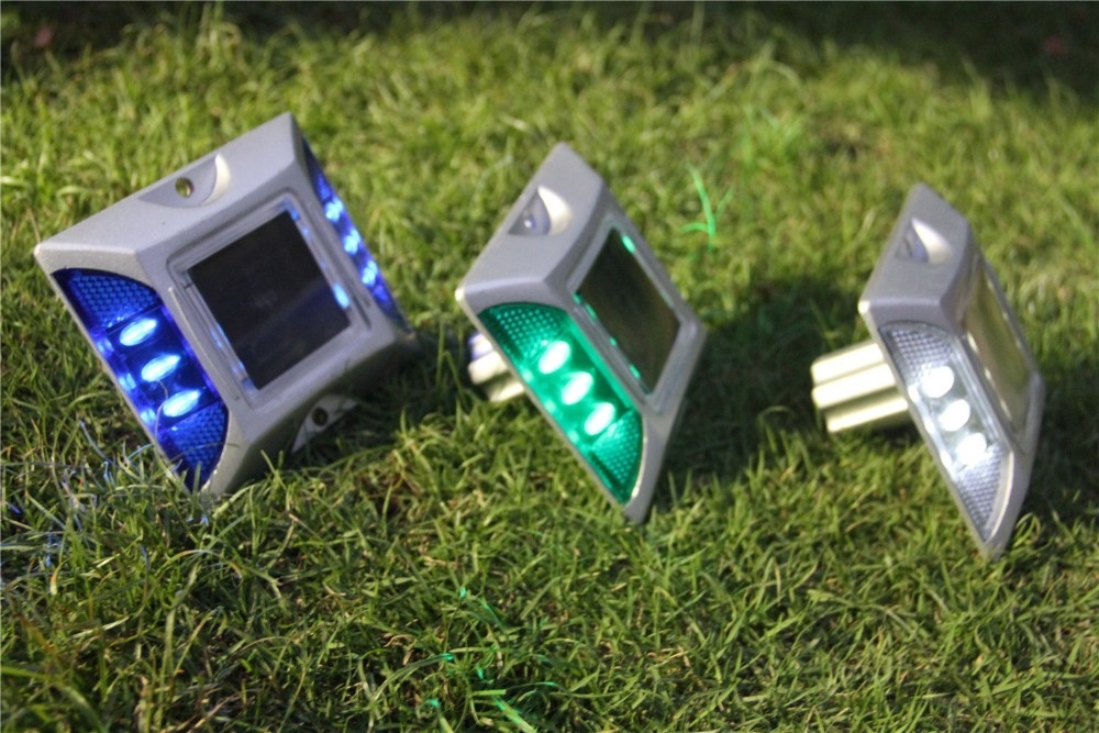 الطرق السريعة الجاهزة للطاقة الشمسية LED الطرق الطرق الثقيلة المكونة من سبيكة الألومنيوم البناء لجميع الفصول