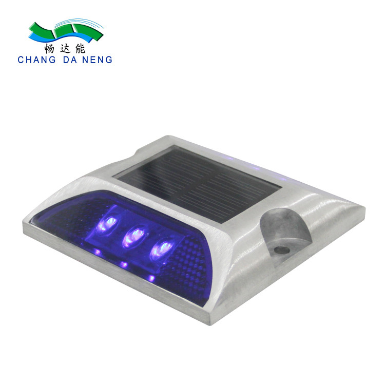 درجة حرارة العمل -20C  60C المقابس الشمسية للطريق مع IP67 مقاومة للماء وطول العمر ≥30000h
