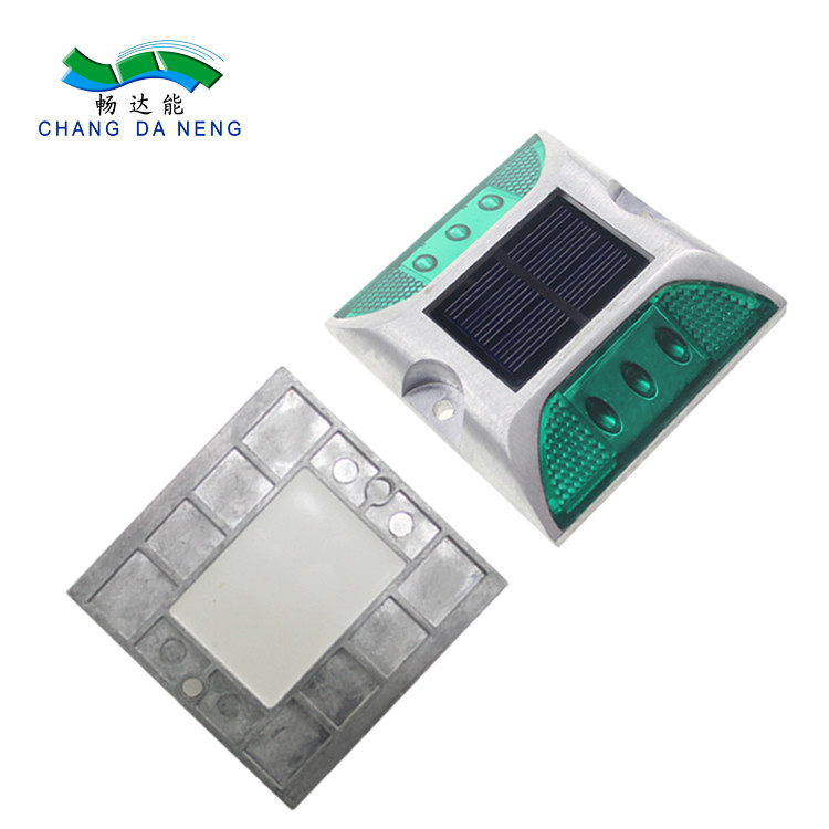 درجة حرارة العمل -20C  60C المقابس الشمسية للطريق مع IP67 مقاومة للماء وطول العمر ≥30000h