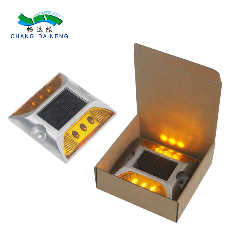 درجة حرارة العمل -20C  60C المقابس الشمسية للطريق مع IP67 مقاومة للماء وطول العمر ≥30000h