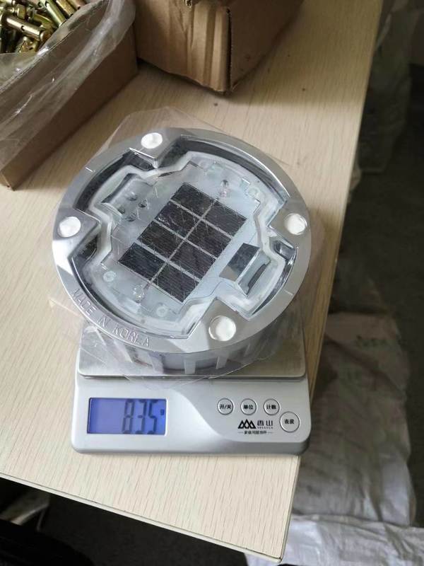 سبيكة الألومنيوم الطاقة الشمسية الطرق الطرق 123x48.5mm مع > 30T مقاومة الضغط و > 500m المسافة المرئية