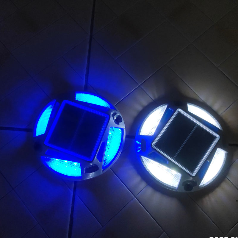 طابور الطرق الشمسية الأبيض الدافئ مع 12 مصباحاً لضوء الطريق والسلامة على الطرق